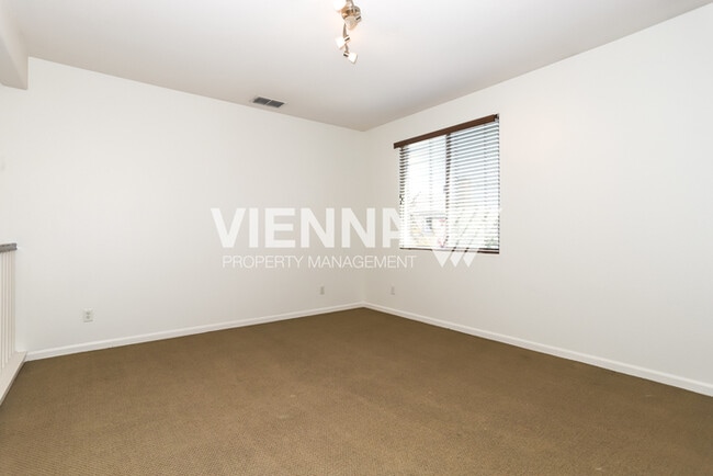 Building Photo - Beautiful Townhouse for Rent in Sacramento!