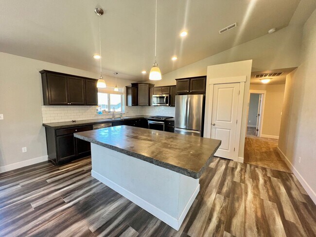 Building Photo - Modern 4 Bedroom Rambler in Ellensburg