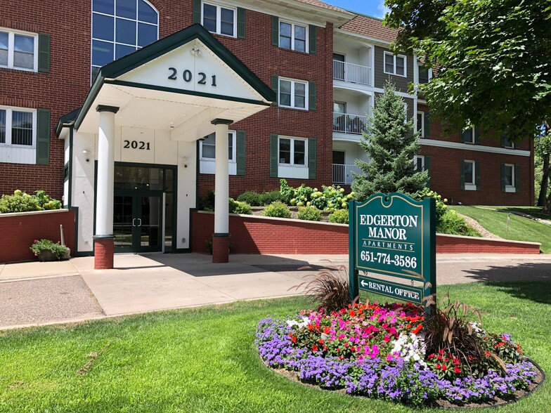 Front Entrance - Edgerton Manor