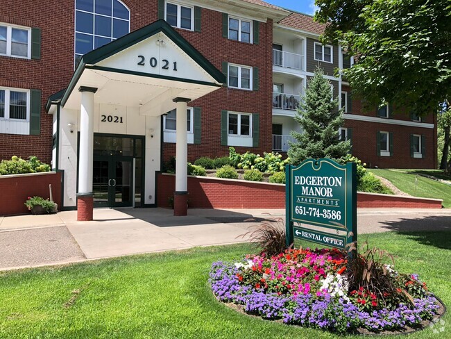 Front Entrance - Edgerton Manor