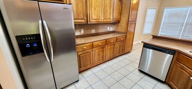 Building Photo - Great Home and Location-Available Now!