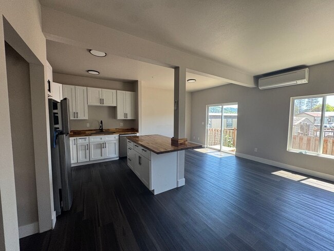 Building Photo - Modern 3 bedroom townhouse