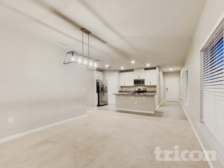 Building Photo - 11120 High Noon Trl