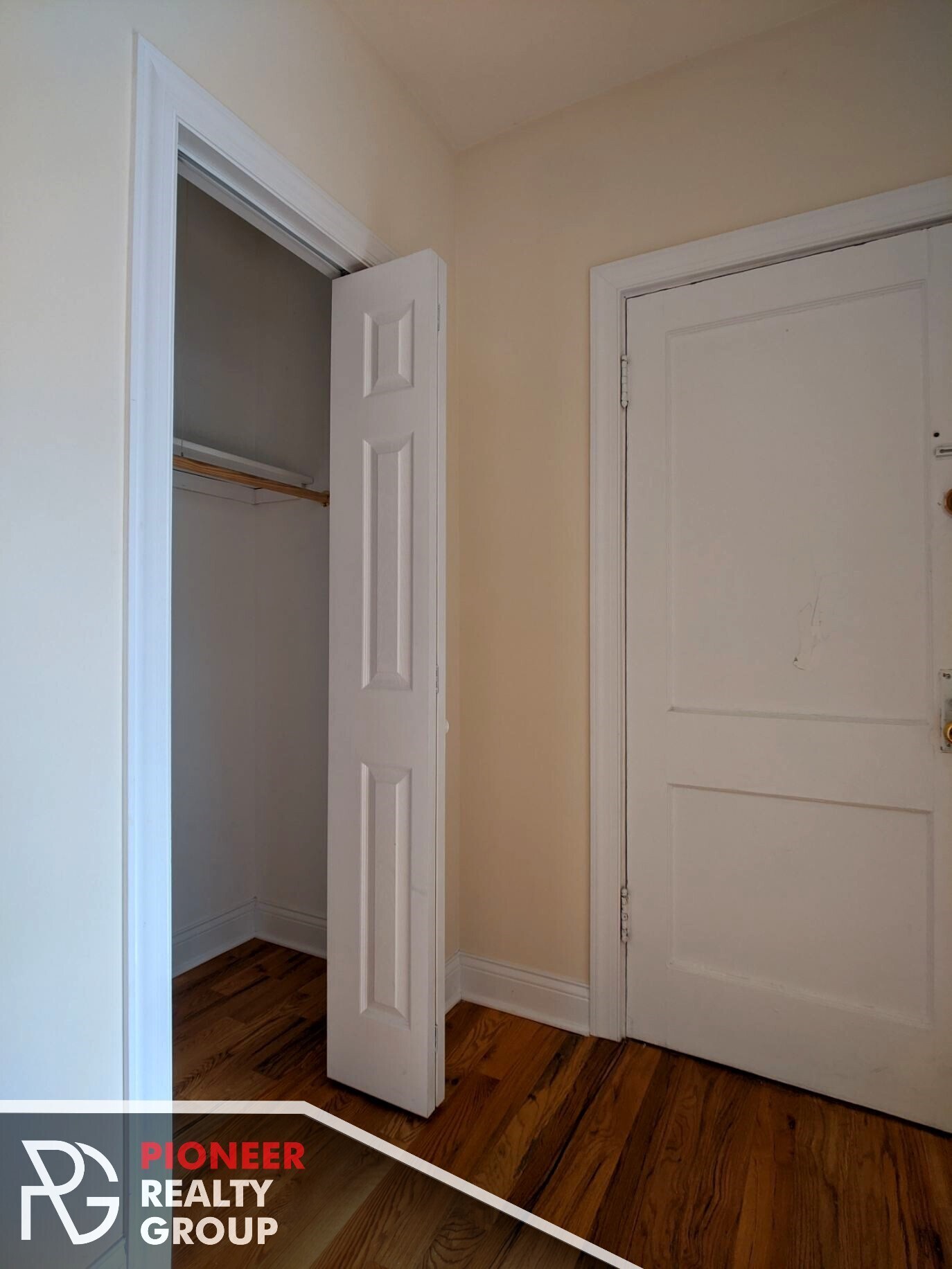 Building Photo - 949 W Cornelia Ave