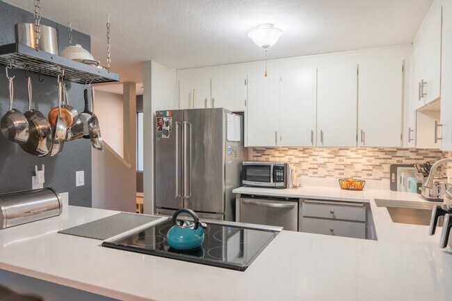 Building Photo - 2Bd/1.5Ba Shoreline Condo
