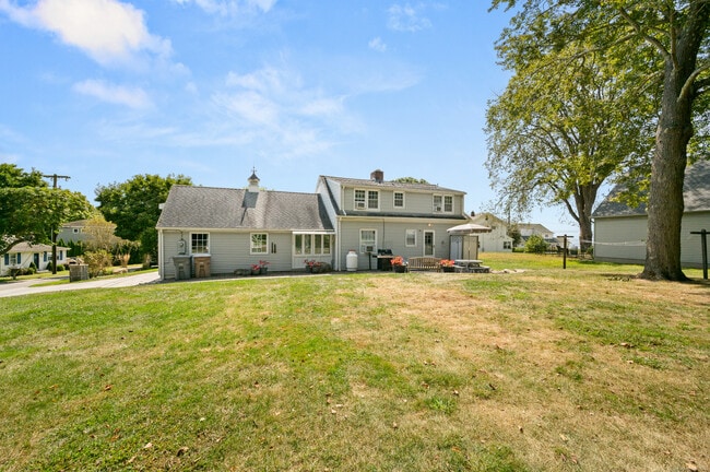 Building Photo - 10 Hilltop Rd
