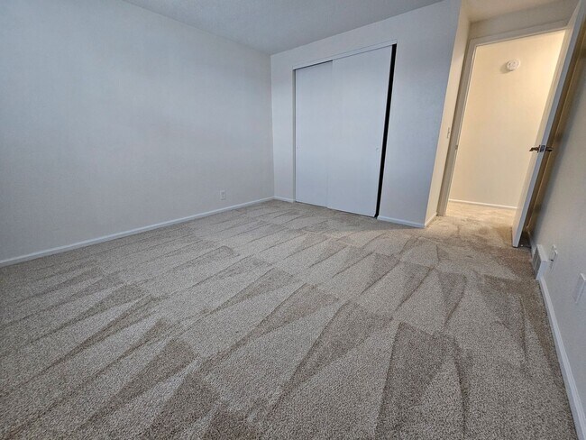 Building Photo - 3BR Townhome – Remodeled Kitchen, Garage, ...