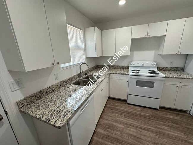 Building Photo - Spacious and updated 2 bedroom 2 bathroom apartment for rent. Central heat and air, granite count...
