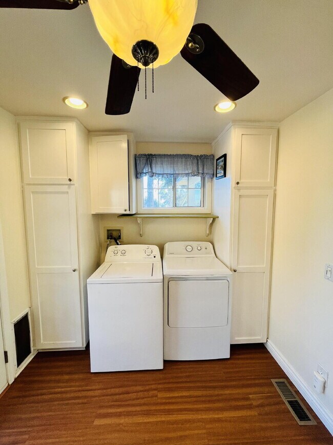 Building Photo - $3,200 - 2 Bed / 1 Bath House in Crest - Ready for Move in!