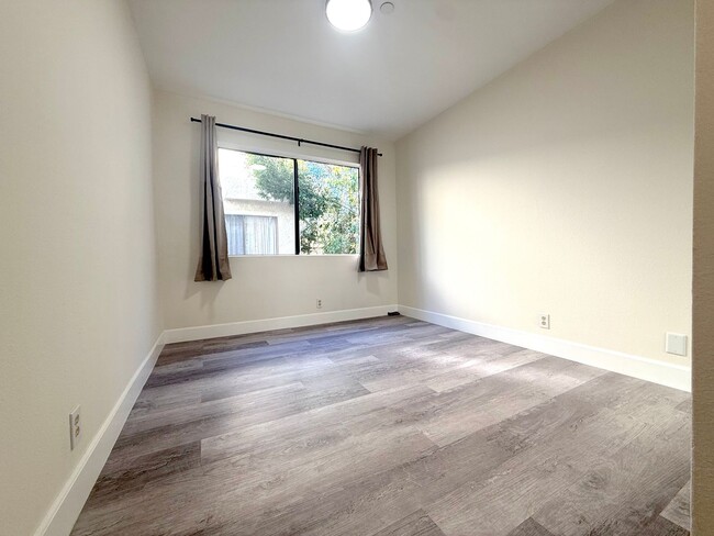 Building Photo - Beautifully Updated End-Unit Condo for Ren...