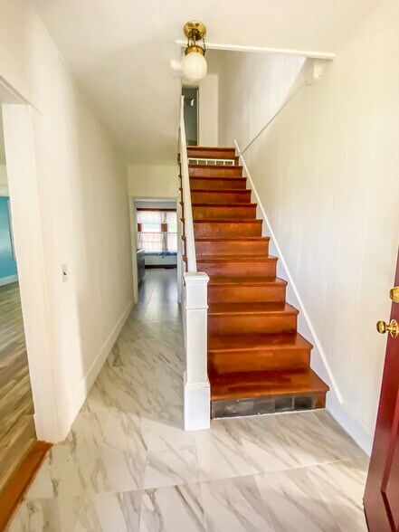 Building Photo - 8 Howe St