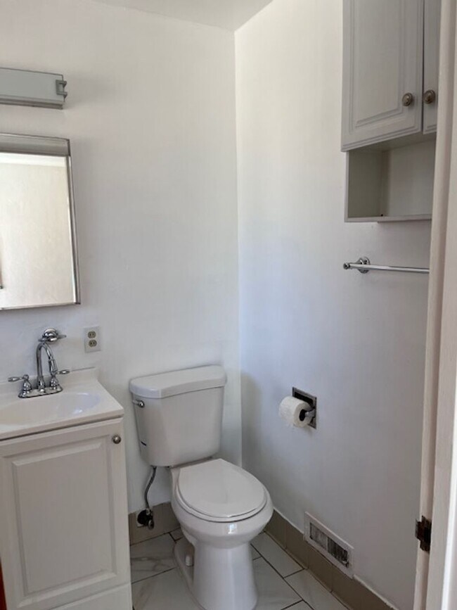 Building Photo - 5428 Claremont Ave