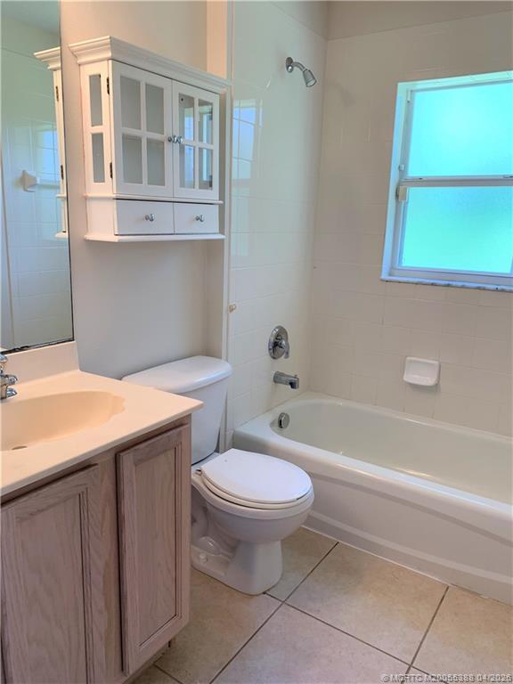 Building Photo - 456 SW Prado Ave