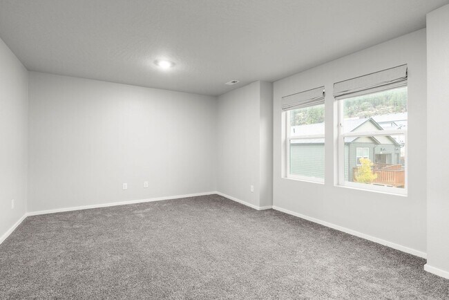 Building Photo - Newer Construction Home in Upriver Drive Neighborhood