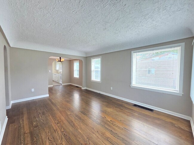Building Photo - $1,725 - 2 Bed / 1 Bath Charming Home in Spokane Valley