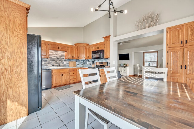 Building Photo - 2803 Sportsmans Dr