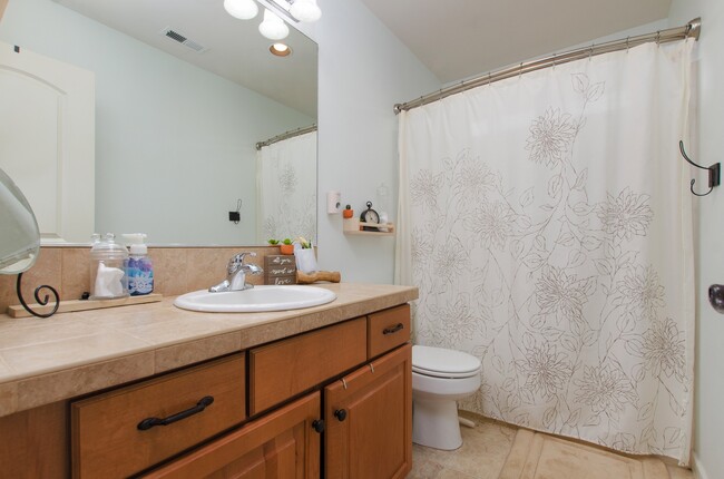 Building Photo - Large 3 bdrm / 2.5 bath with open floor pl...