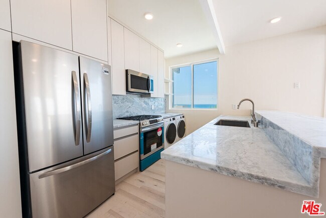 Building Photo - 7275 Birdview Ave
