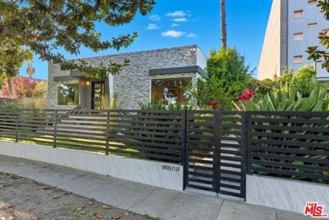 Building Photo - 10915 Ayres Ave