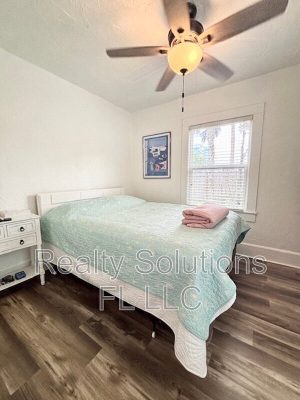 Building Photo - 418 Daytona St