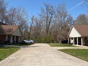 Building Photo - 207 Elm St