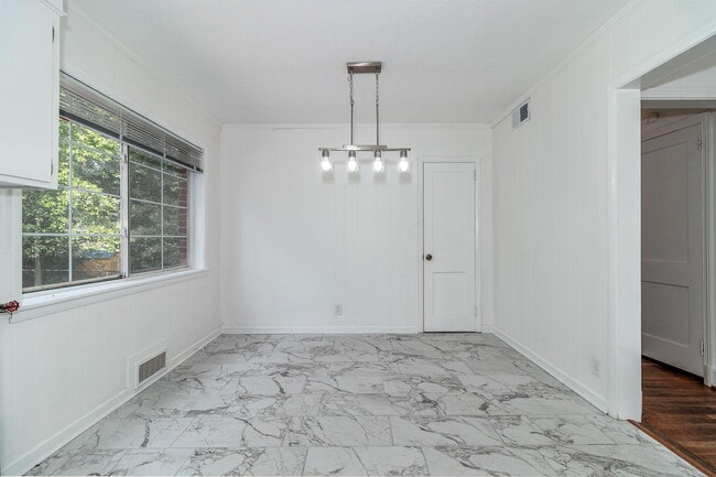 Building Photo - 2113 Cresswell Dr