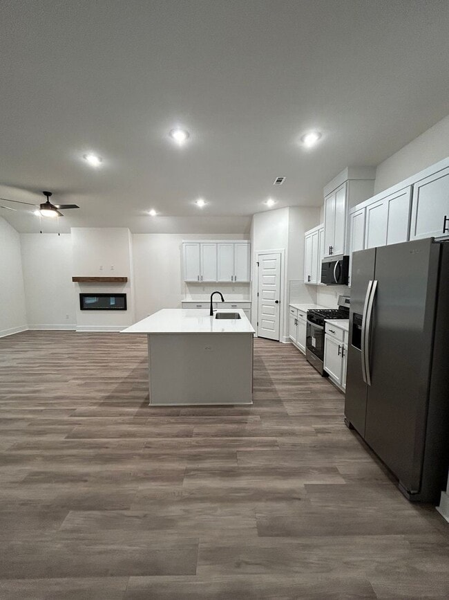 Building Photo - Modern Luxury Living in the Heart of Siloa...