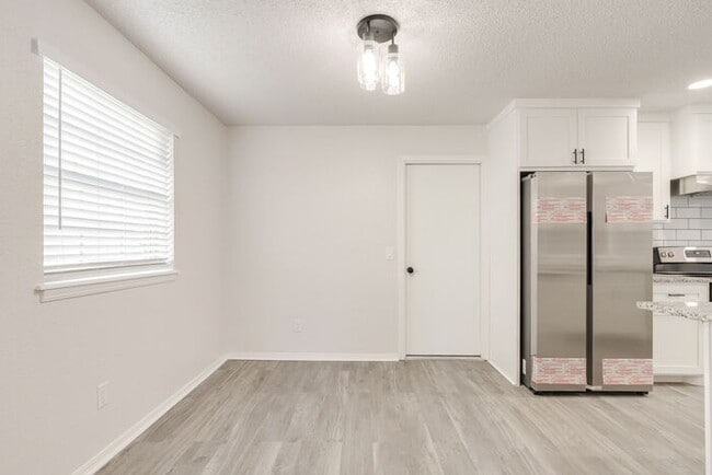 Building Photo - 11715 N Francis Ave