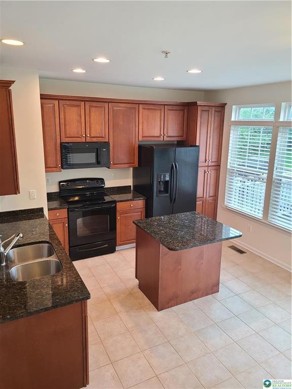 Building Photo - 1600 Oakridge Ln