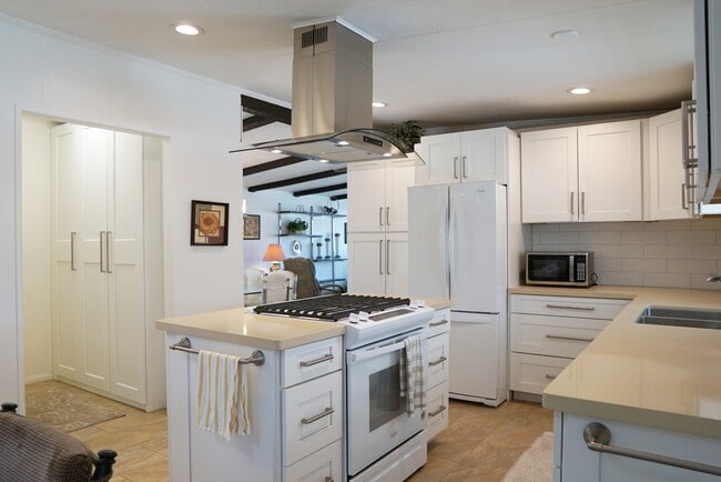 Building Photo - 38381 Poppet Canyon Dr