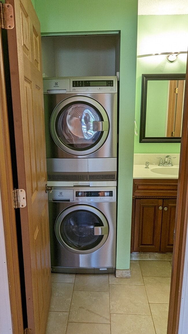 Building Photo - 7124 72nd Ln N