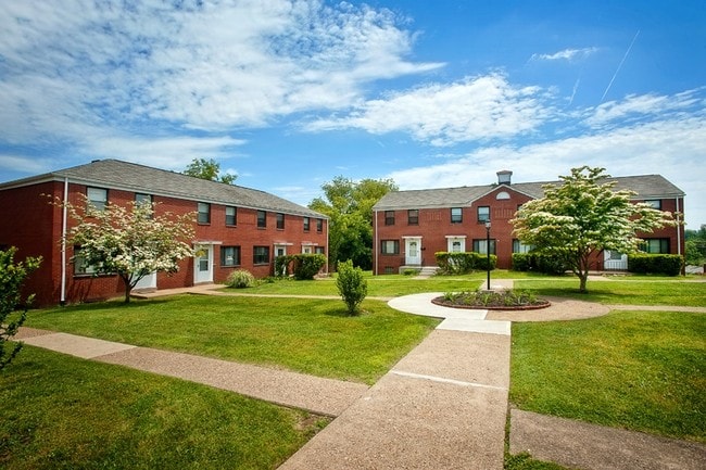 Primary Photo - Hoodridge Court Apartments and Townhomes