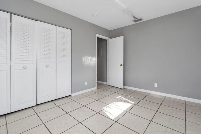 Building Photo - 915 S N St