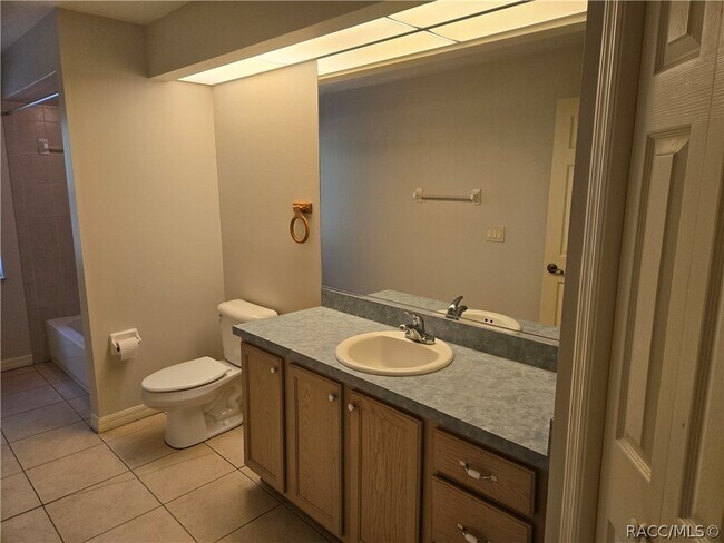 Building Photo - 14 Hollyhock Ct