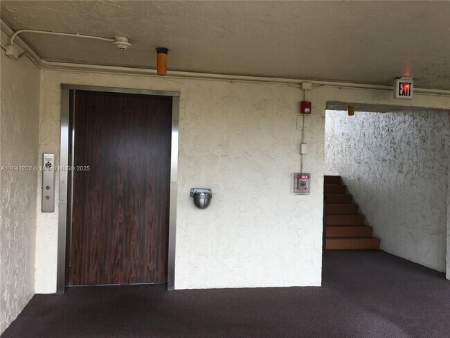 Building Photo - 3940 Inverrary Blvd
