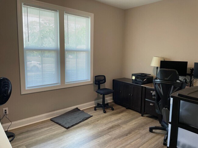 Building Photo - Avaliable October 1st 2025 Unfurnished 3 B...
