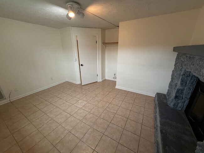 Building Photo - Enjoy Panoramic Holston River Views from T...