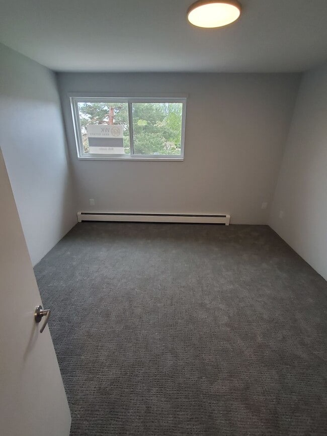 Building Photo - Recently Updated and Spacious 1B / 1B Available for June!