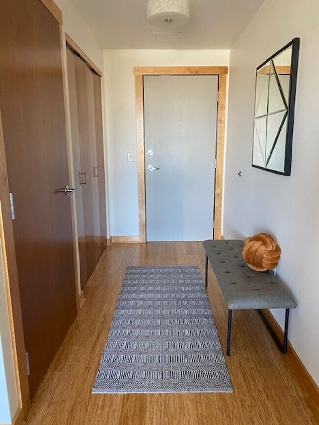 Building Photo - Luxury Fully Furnished Condo Downtown Salem Is Available