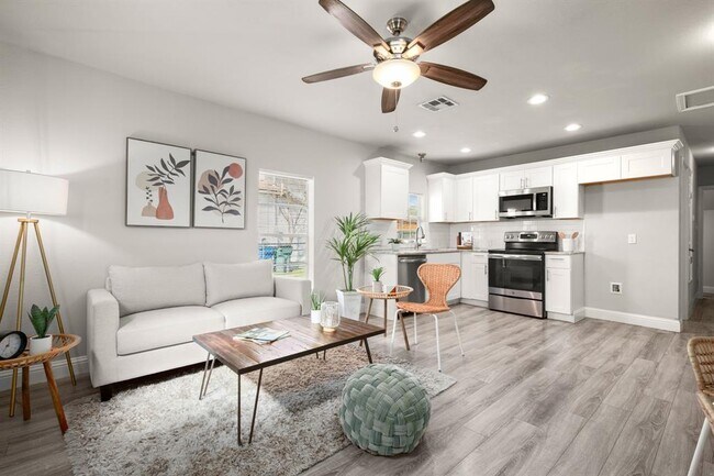 Building Photo - 918 W 3rd St