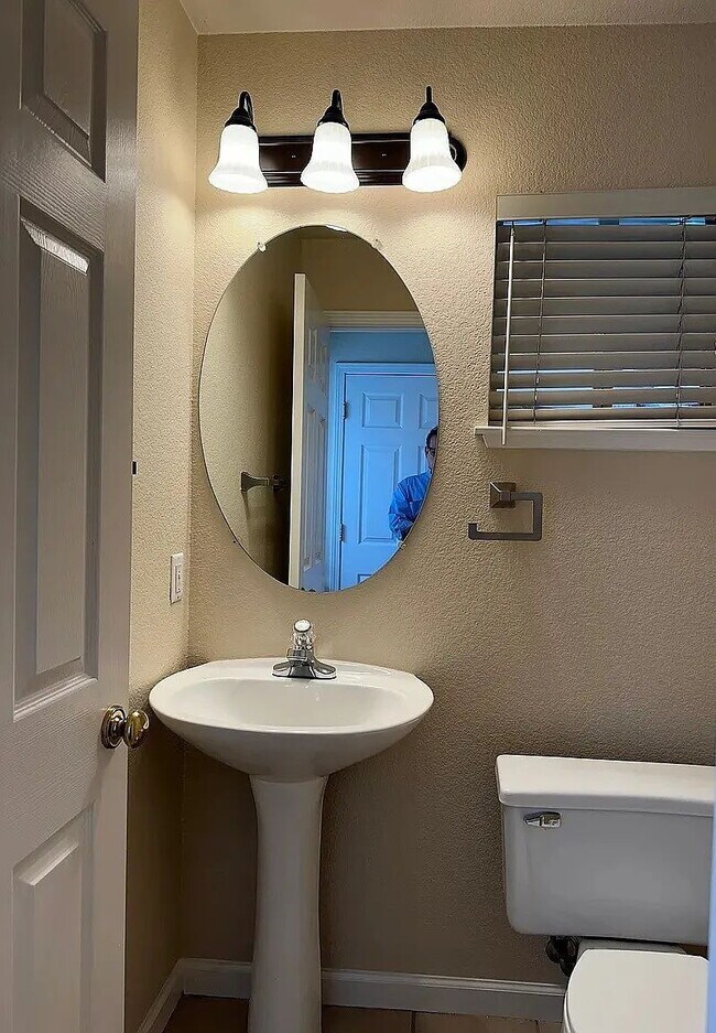 Building Photo - Beautiful End-Unit Townhome in Desirable S...