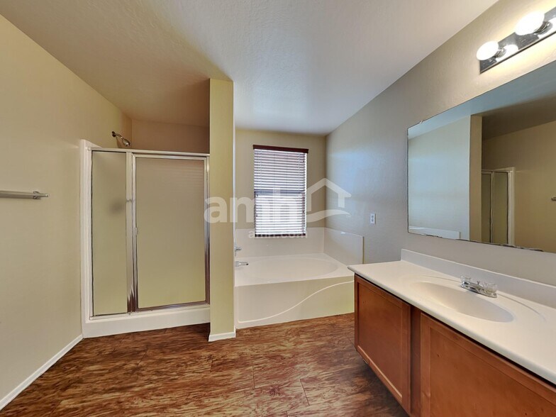 Building Photo - 3219 W Saint Anne Ave