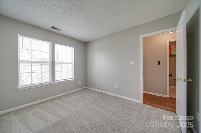 Building Photo - 120 Lantana Dr