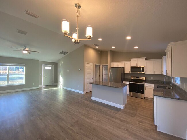 Building Photo - Available December 15th.....Custom Home - Desirable SE Ocala Neighborhood 3/2/2 **WON'T LAST**