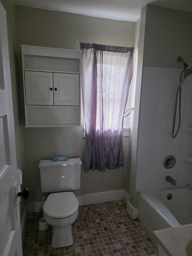 Building Photo - Spacious 2-Bedroom, 1-Bathroom Home – $1,300/Month | Move-In Special Available