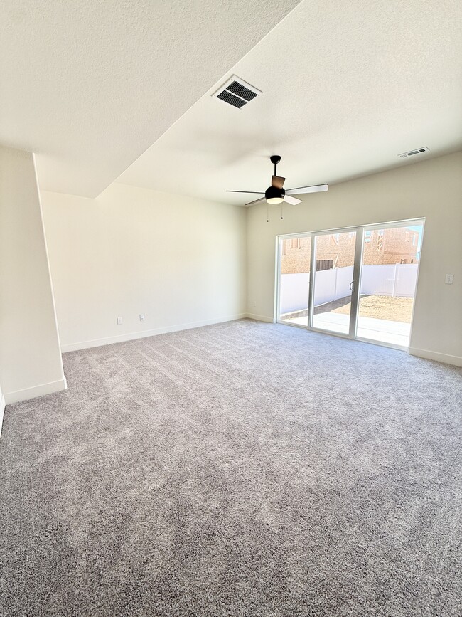 Building Photo - 2392 Jasmine Ln