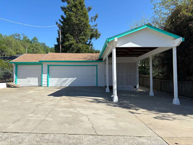 Building Photo - Spacious 3-bedroom home with loads of park...