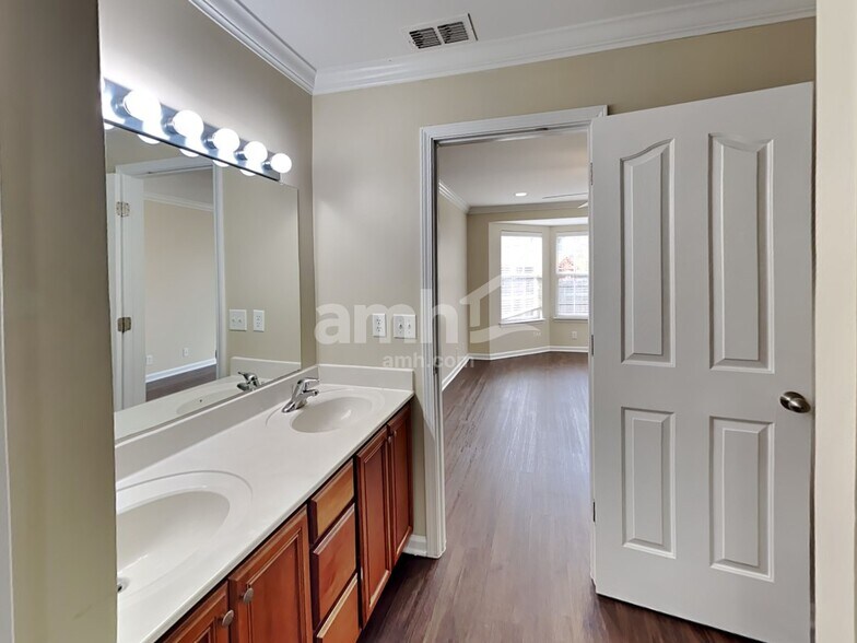 Building Photo - 2106 Bimelech Ln