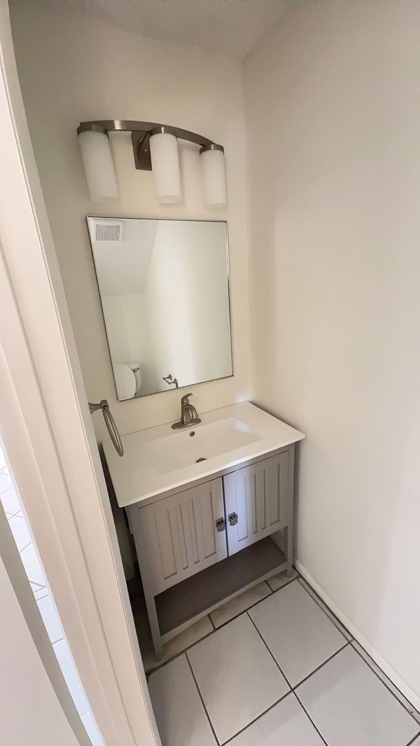 Building Photo - Newly renovated 2 bedroom Townhouse for Re...