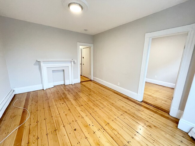 Building Photo - 3 Bed - 1000sqFt - Mission Hill
